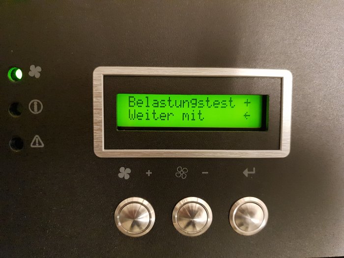 Display visar tyska menyn "Belastungstest" och knappar på en apparat med inställningar.