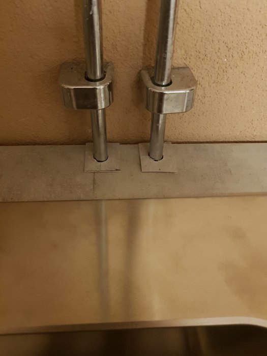Rör under vask med ett jack i skivan, potentiell DIY-reparationslösning.