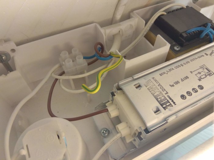 Öppen elektrisk installation med kablar och transformator innan renovering av gästtoalett.