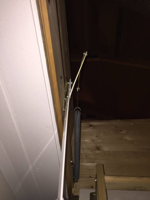 Vindstrappa med böjd metalldel och en sprucken träbit som håller fjädern.