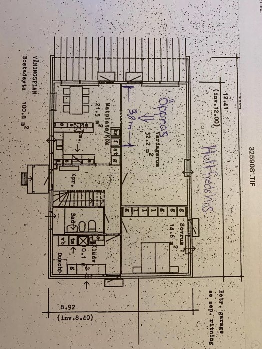 Arkitektritning av en byggnadsplan med handskrivna anteckningar och måttangivelser.