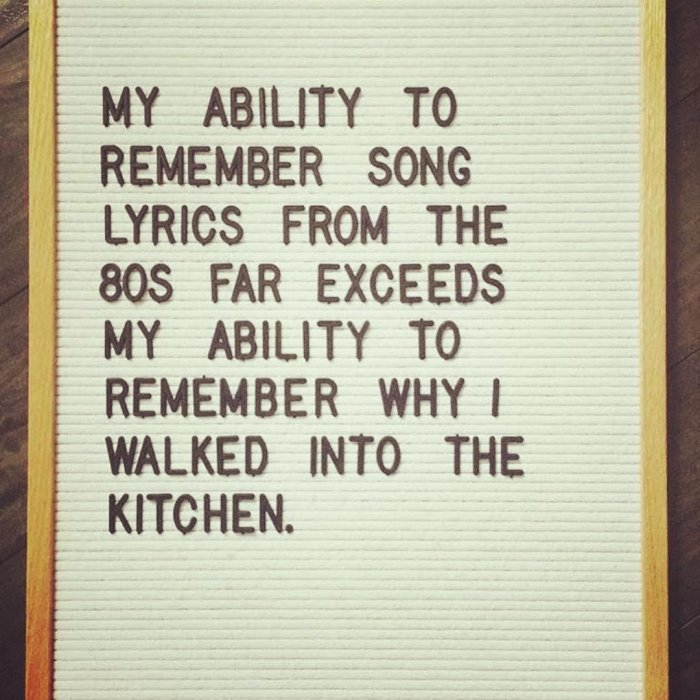 Text på en anslagstavla: 'My ability to remember song lyrics from the 80s far exceeds my ability to remember why I walked into the kitchen.'