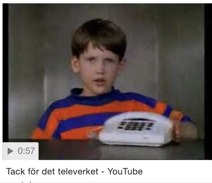 Pojke i randig tröja tittar förvånat på en telefon, stillbild från YouTube-video med texten "Tack för det televerket".