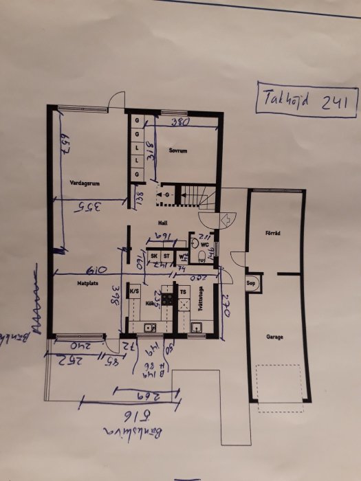 Handritad planlösning av ett hus med måttangivelser och markerade väggar mellan kök och matsal.