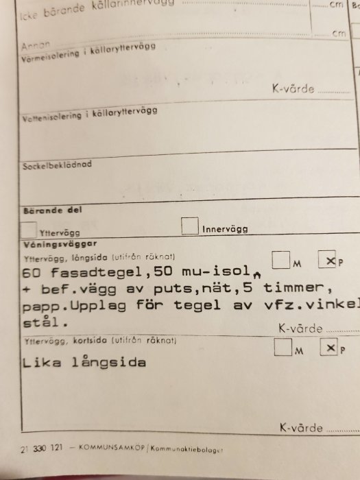Byggbeskrivning med mått och material för fasadtegel, isolering och befintlig vägg putsad på nät och timmer.