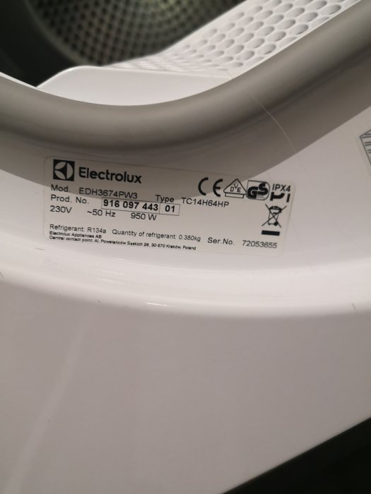 Typskylt på en Electrolux-apparat med modell- och serienummer synligt.