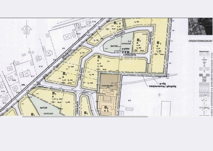 Detaljplan med höjdkoter som visar tomtgränser och nivåskillnader mellan två fastigheter.