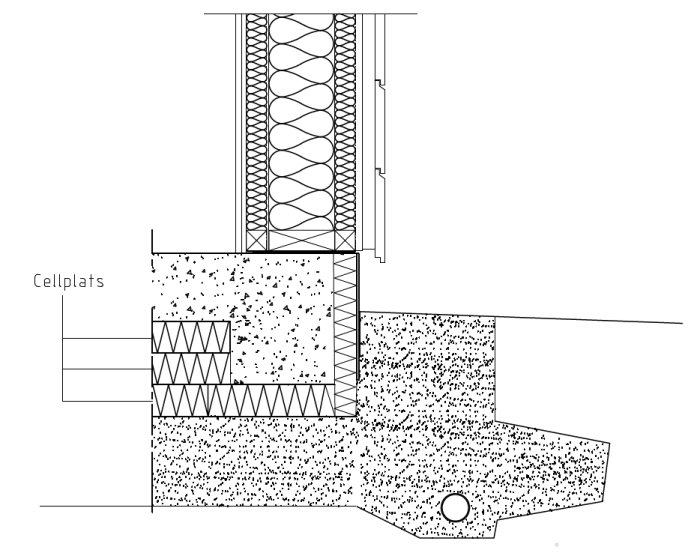 Ritning av en husgrundkonstruktion med cellplast och makadam på lerjord, avsedd att minimera sättningar.