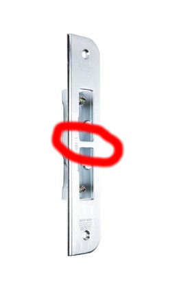 Närbild av ett dörrlås med fallregeln som fastnar inringad med rött.