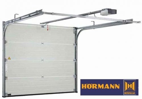 En ny omonterad Hörmann garageport med öppningsmekanism, utan motor och låscylinder, i kartong.