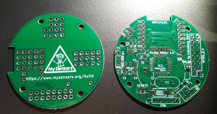 Två gröna kretskort med MySensors logotyp, element för DIY hemautomatiseringsnoderna.