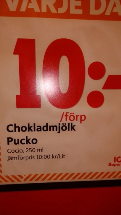 Prisskylt som visar erbjudande på chokladmjölk med jämförpris 10 kr/liter.