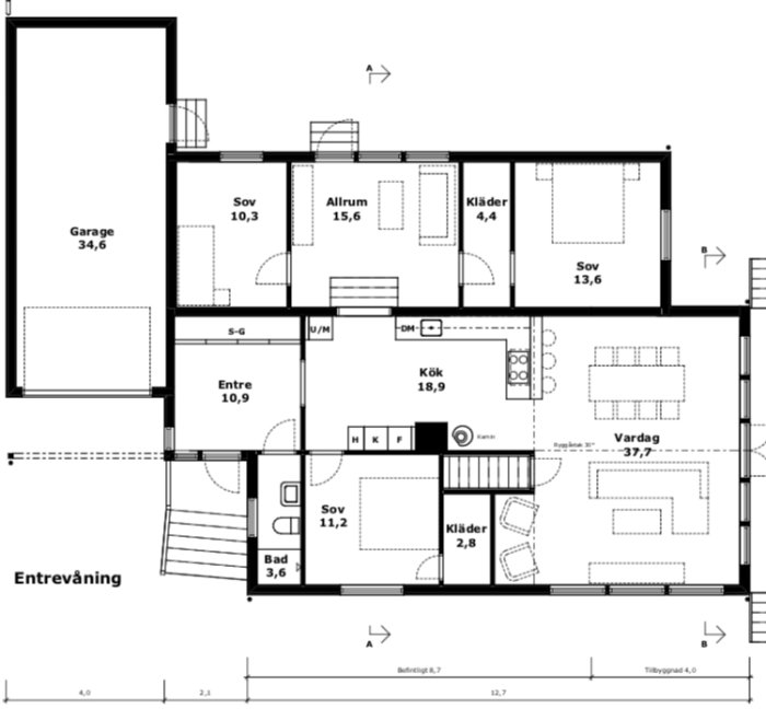 Planritning av en bostad med markerade rum som garage, sovrum, kök och vardagsrum.