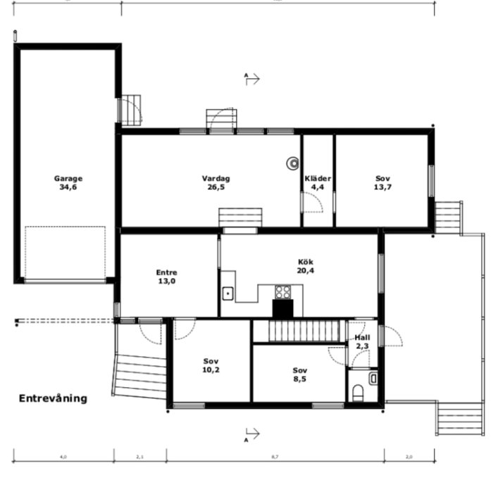 Planritning av ett hus med angivna rum och mått, inklusive garage och entre.