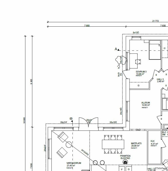 Ritning av husplan med dimensioner och pilmarkeringar för dörrar, potentiell trädäcksplacering diskuteras.