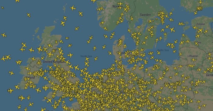 Flygtrafik över Europa med många flygplansikoner på en kartbakgrund.