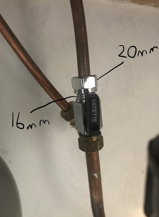 Kopparrör anslutet till en Vatette-ventil med mätmarkeringar 16mm och 20mm för bygge eller renovering.