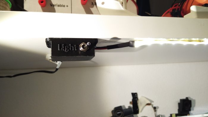 Egendesignat switchcase för LED-strip monterat under arbetsbänk, anslutet med kablar.