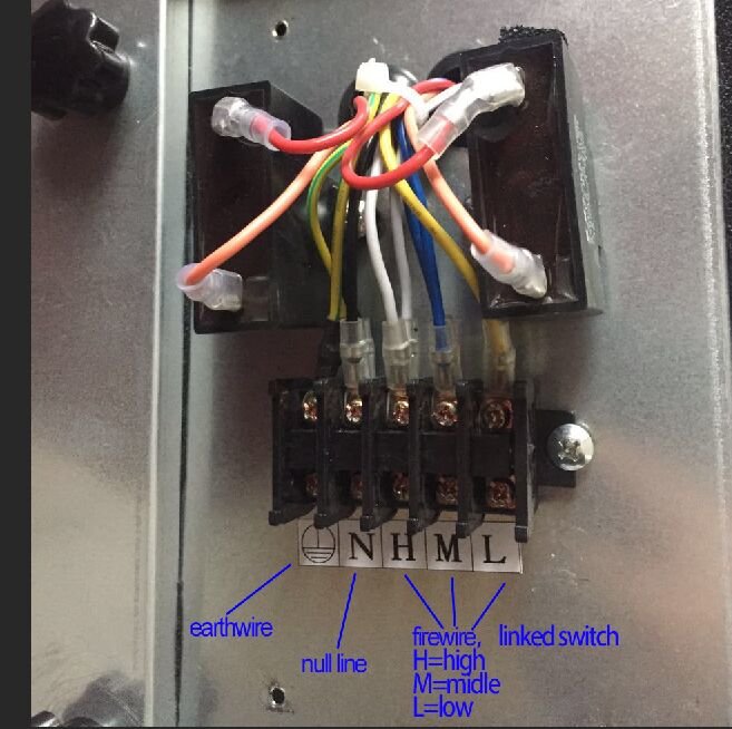 Elektrisk kopplingspanel med märkta ledningar för jord (gul/grön), noll (blå) och fas (brun) med tre hastigheter.