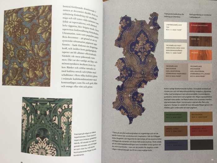 Uppslagen bok med bilder av historiska tapetmönster och färgprover från dekorationsmanual.