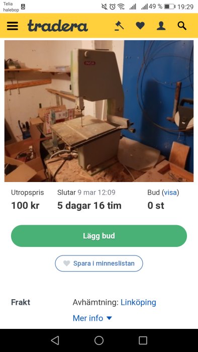 Bandsåg från INCA i ett rörigt verkstadsrum med sågspån och kartonger runtomkring.