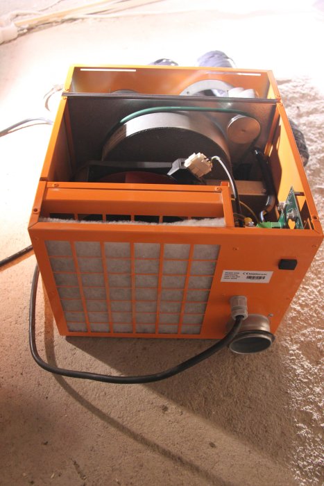 Svensktillverkad Drybox X200 adsorptionsavfuktare med filter och anslutningar som visar tecken på minimal användning.