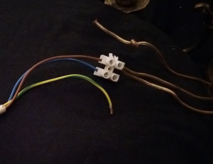 Elektriska kablar med skarvklämmor i olika tillstånd av isolering och sammanfogning.