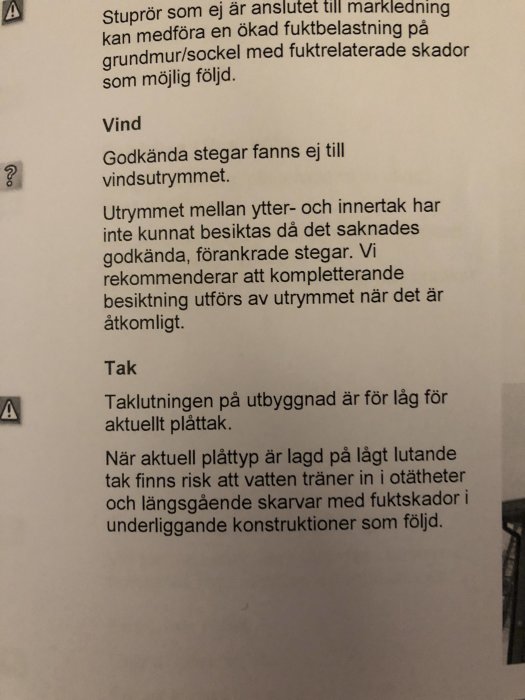 Bild av ett dokument som beskriver brister i ett hus, med fokus på vind och takproblematik.