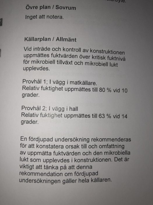 Dokumentet visar en besiktning med noteringar om höga fuktighetsvärden och rekommendation för fördjupad undersökning av källaren.