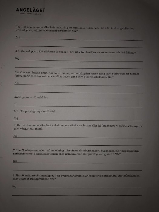 Frågeformulär från fastighetsmäklare med obesvarade frågor om skador på vatten-, avloppssystem och byggnadsstruktur.