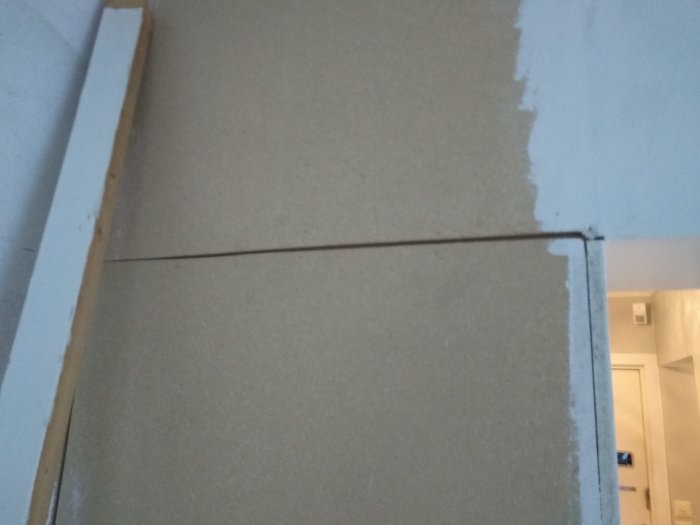 Glipa mellan masonitskivor vid renovering av kök, med synlig fog som behöver tätningslösning.