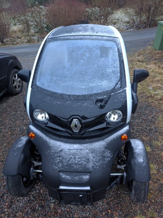 Renault Twizy täckt med frost och snö, betonar behovet av fönster i kalla klimat.