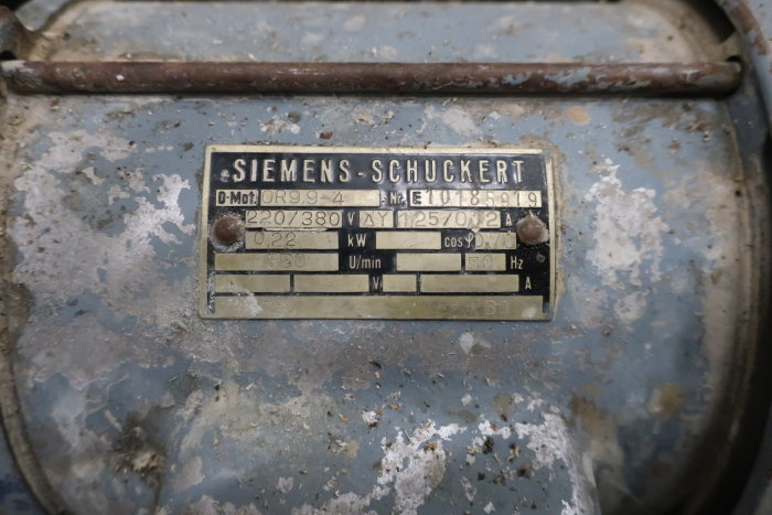 Slitna märkplåten på en Siemens-Schuckert slipmaskinsmotor märkt med 220/380 V, 0.22 kW, 1350 U/min.