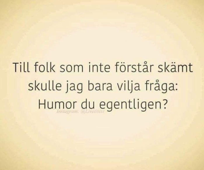 Text på beige bakgrund: "Till folk som inte förstår skämt skulle jag bara vilja fråga: Humor du egentligen?" Instagram-logotyp.