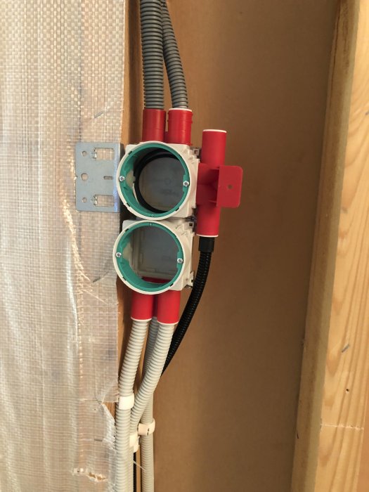 Installation av eldosor och rörledningar i ett pågående husbygge.