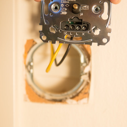 Installation av dimmer med synliga ledningar och en okänd symbol märkt med X på apparaten.
