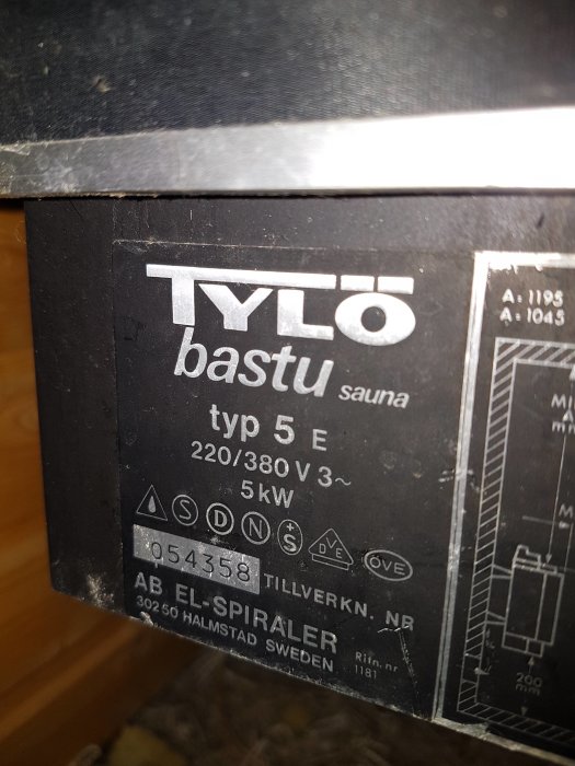 Märkesetikett på en Tylö bastu med tekniska specifikationer, typ 5 E, 5kW, gjord i Sverige.