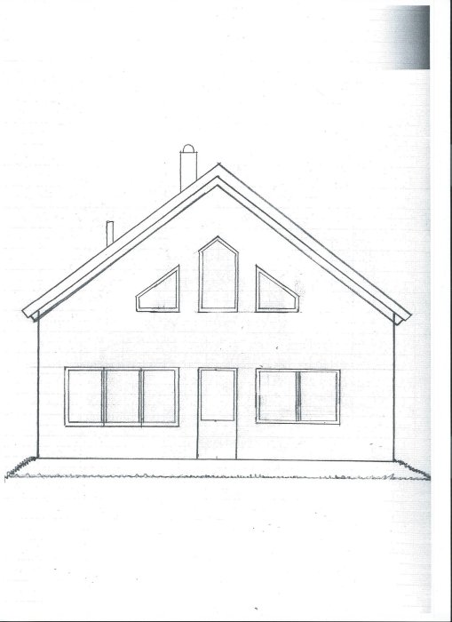 Svartvit ritning av en husfasad med symmetrisk placering av tre fönster och dörr samt triangel- och rektangulära nockfönster.