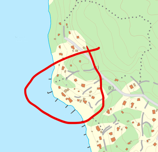 Kartbild som visar hus och vägar i ett område med sluttning mot havet, markerat med en röd cirkel.