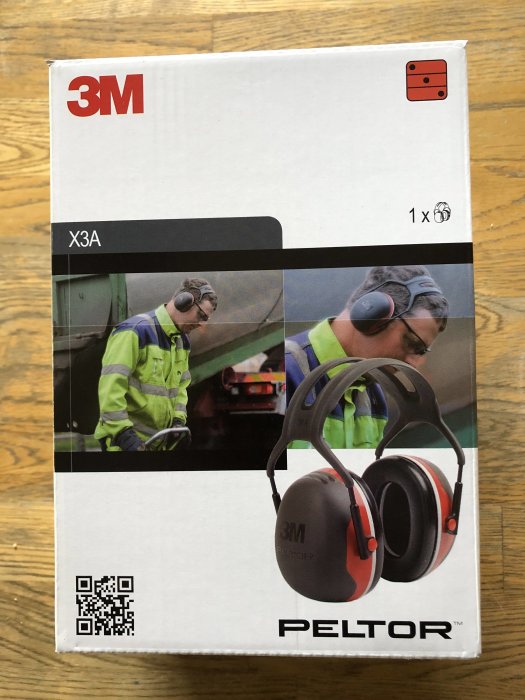 3M Peltor hörselskydd i förpackning med bild på person som bär liknande skydd.