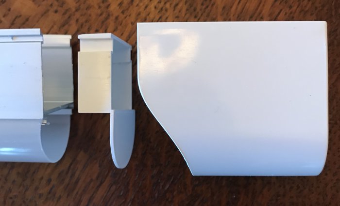 Demontering av plastgavel på elektrisk utrustning för genomdragning av kabel.