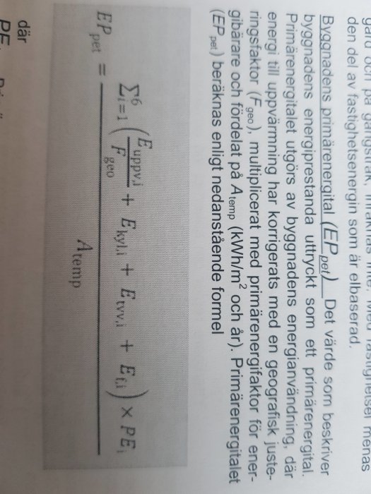 En bild på en matematisk formel relaterad till byggnaders energiprestanda, tryckt på ett pappersdokument.