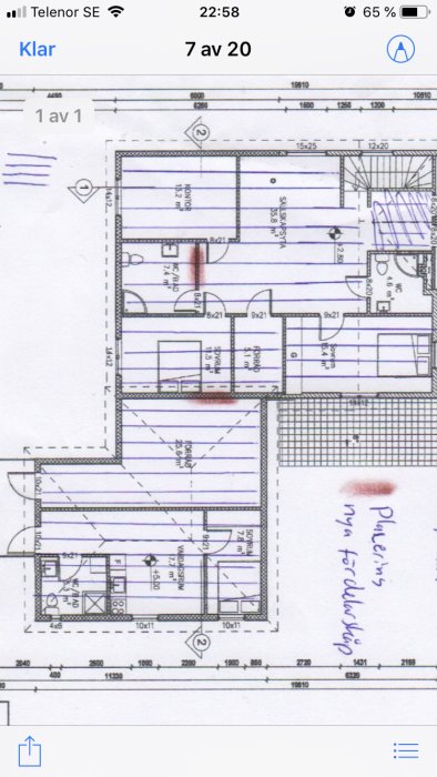 Arkitektonisk planritning för ett övre våningsplan med mått och rumsindelning.