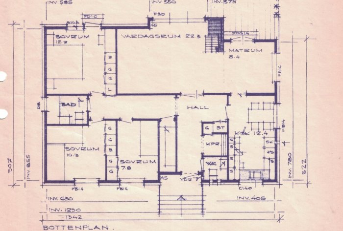 Ritning av bottenvåningen på ett hus med markerade rum såsom vardagsrum, sovrum, kök och hall.