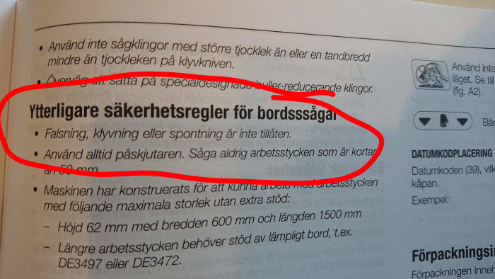 Sida ur bruksanvisning med varningsrubrik angående användningen av bordssågar för Dewalt kombisåg.