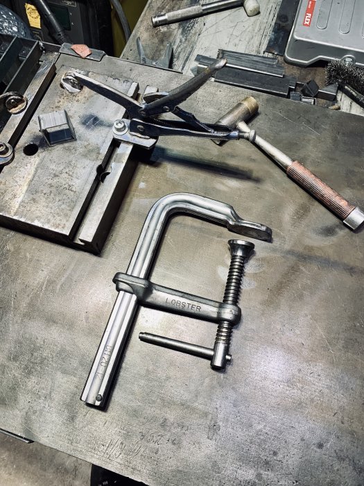 Japansk tving av märket Lobster med 20 mm trapetsgänga på ett verkstadsbord.