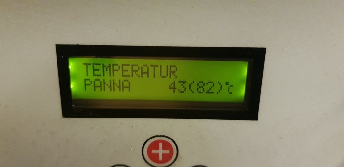 Värmesystemsdisplay som visar temperaturen 43 grader Celsius, med felkod 82.