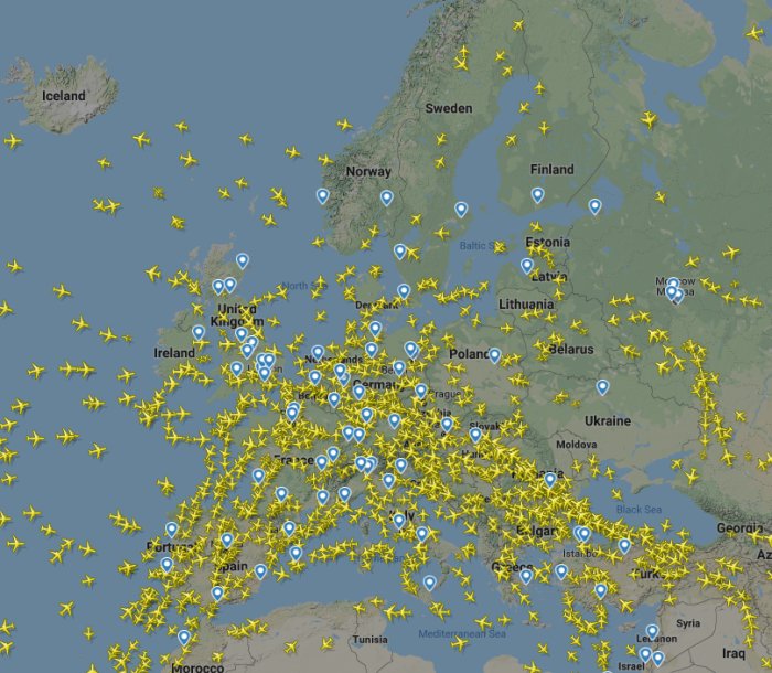 Karta över Europa som visar ett stort antal flygplansikoner och deras rutter, symboliserande intensiv flygtrafik.