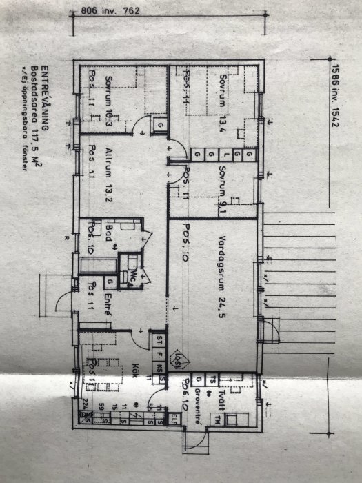 Arkitektritning av en bostadsplan med markerade inner- och ytterväggar, rum och måttangivelser.