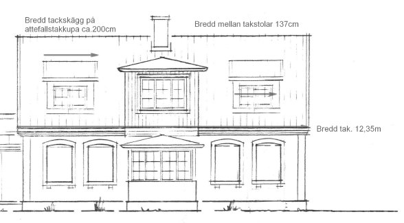 Linjeteckning av husfasad med måttangivelser för takkupa och takbredd.